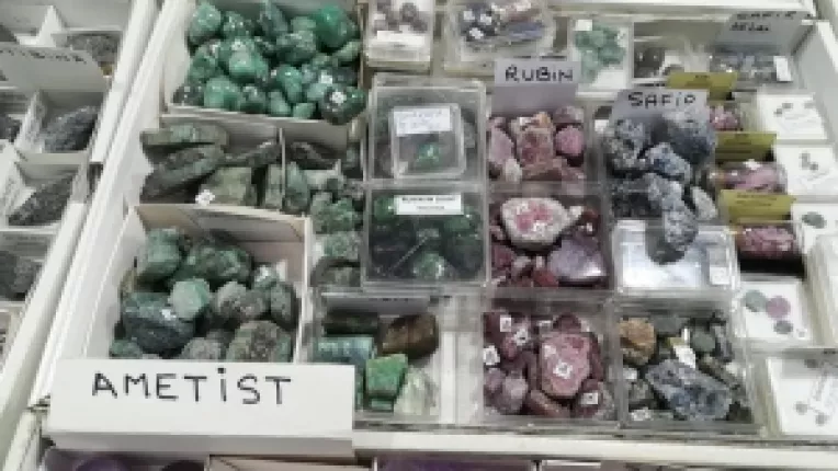 Anamaria Vidu: Figurine din pietre, dar si alte noutati precum turcoaz si jad, la targul de cristale de la Muzeul de Geologie!