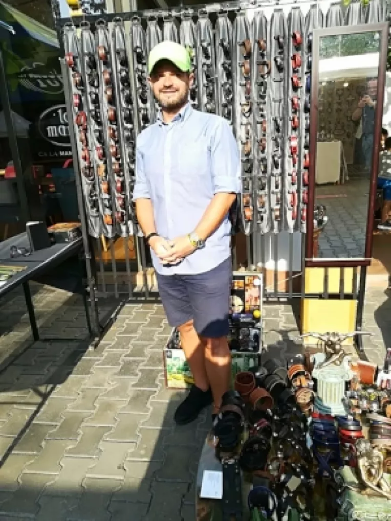 Andrei Zahariuc de la Goana Point din Iasi creeaza bratari din piele inedite, cu diverse mesaje