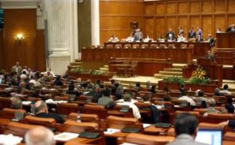 Aproape un sfert din parlamentari sunt doctori sau doctoranzi