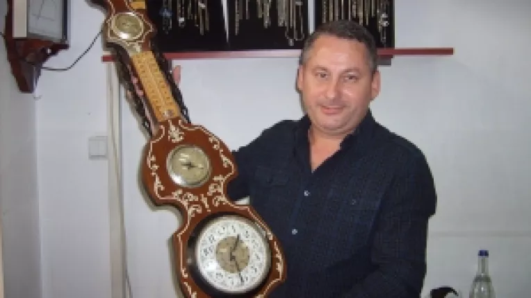 Ceasornicarul Catalin Vardianu repara ceasurile lui Rica Raducanu