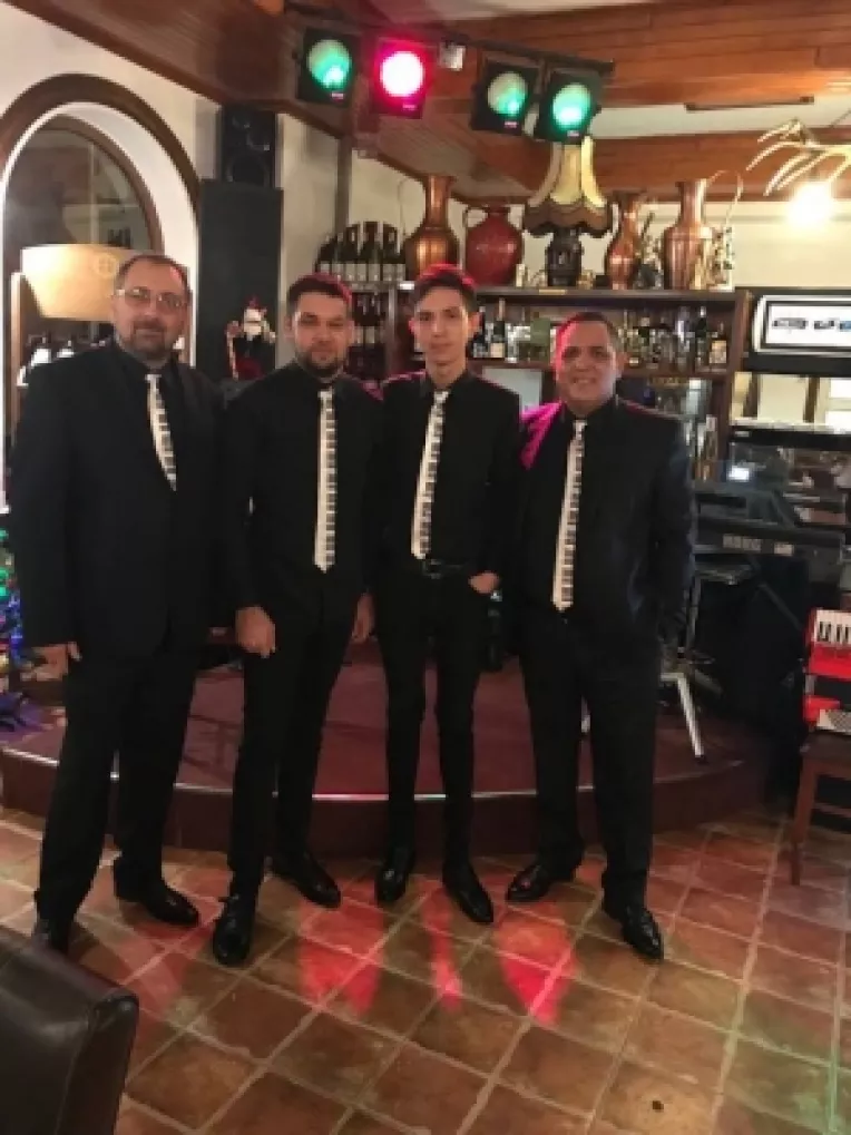 Formatia Dumbrava incanta calarasenii cu muzica de petrecere, la Restaurantul Dumbrava din Calarasi