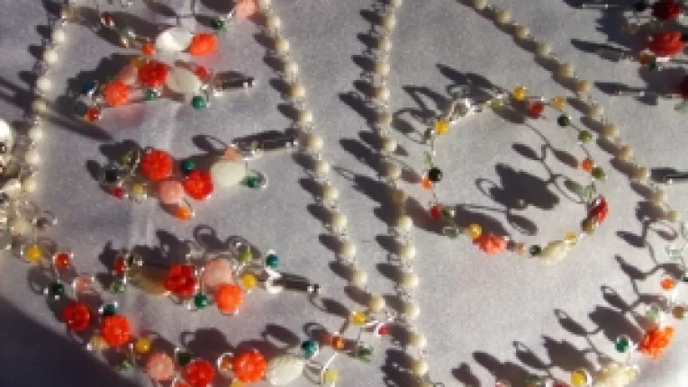 Irina Braileanu: "Bratari din flori de coral si sidef, lucrate manual!"