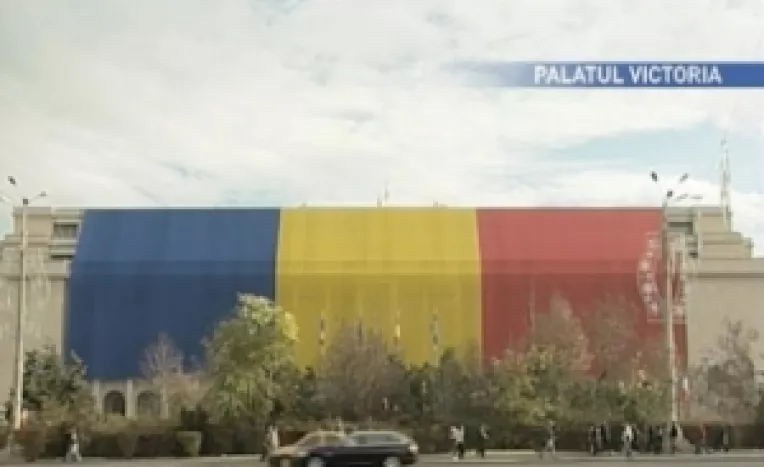 Money.ro : Un steag national urias a fost expus pe frontispiciul cladirii Palatului Victoria