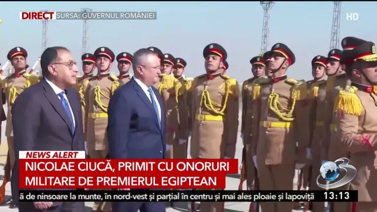 Nicolae Ciuca, primit cu onoruri militare de premierul Egiptului, pe Aeroportul din Cairo