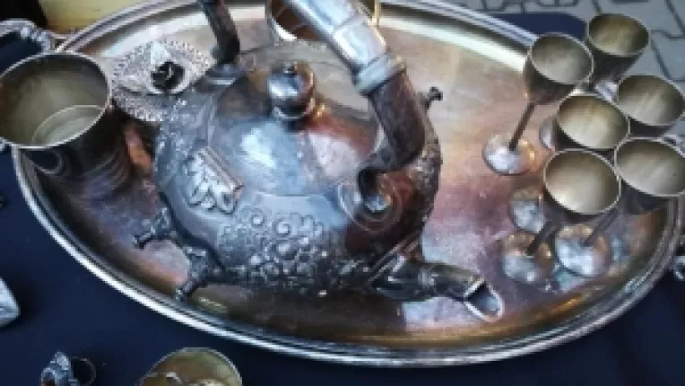 Obiecte vechi din argint si bijuterii din pietre semipretioase, la targul Piata Taraneasca