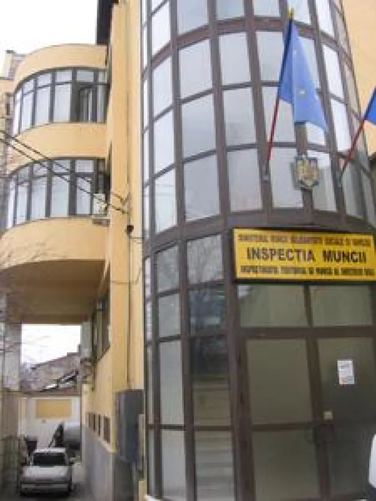 Paradox pe piata muncii: doua salarii minime