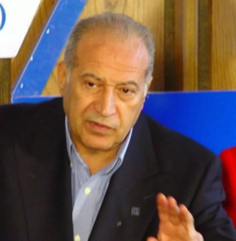 Senatorul Dan Voiculescu il acuza pe premierul Emil Boc ca a furnizat Parlamentului informatii false sub semnatura oficiala