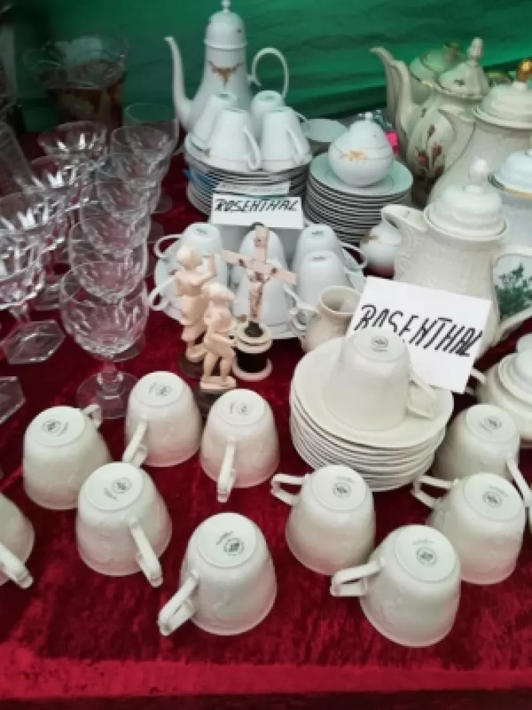 Stela Nedelea: Portelanuri de Rosenthal, bijuterii vechi din argint, cristale si icoane vechi rusesti, la Targul lui Ciresar