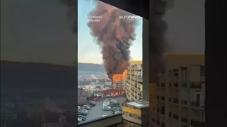 Un incendiu a izbucnit la un depozit din Cluj-Napoca. Autoritatile au emis o avertizare Ro-Alert